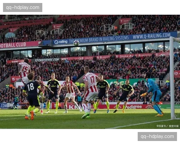 阿尔克马尔高位逼抢强度拉满，成功迫使阿贾克斯后场频繁长传失误